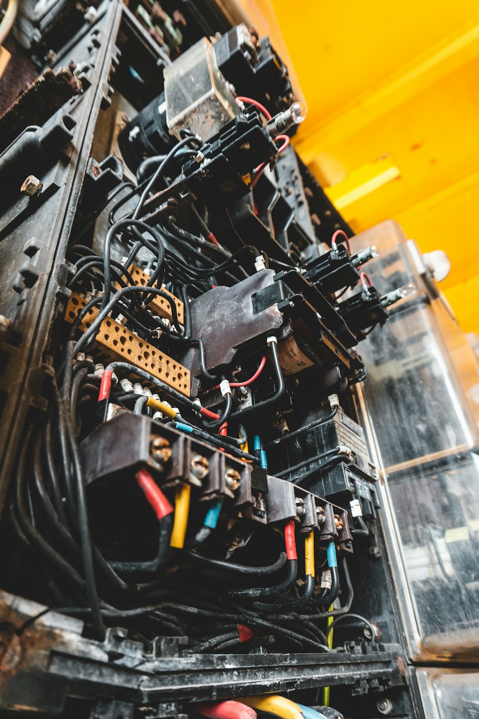 Renkli kablolar ve bileşenlerle karmaşık bir elektrik kontrol paneli.