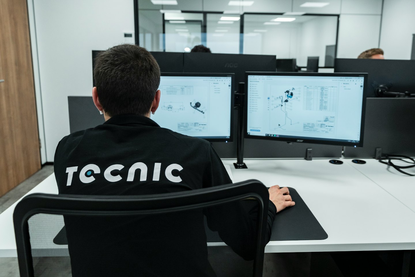 Profesyonel, çift monitörlü bir iş istasyonunda CAD yazılımıyla çalışıyor.